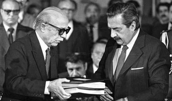 Ernesto Sábato delivers to President Raúl Alfonsin the report on the Disappeared known as 'Never Again' (1984).