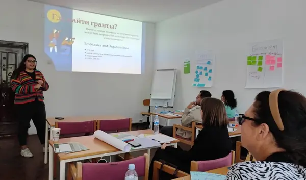 Lizzie leading the Grants Writing training.