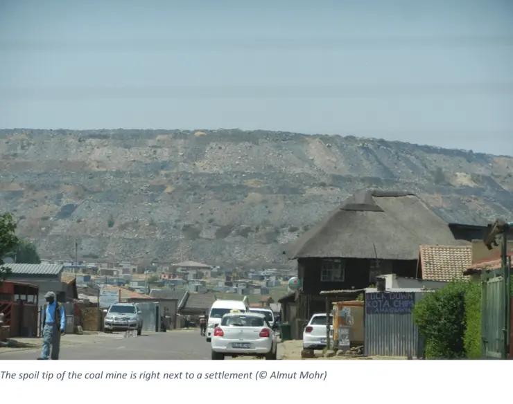 The spoil tip of the coal mine is right next to a settlement (© Almut Mohr)