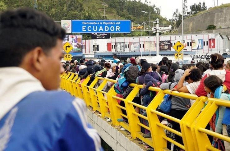 Venezuelans queuing to cross into Ecuador from Colombia